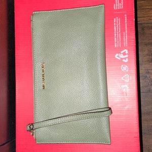 Michael Kors Jet Set Item Large Zip Clutch Wristlet
